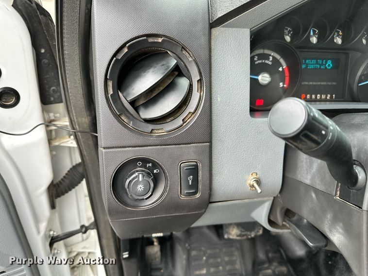 image for item LR9743 2013 Ford F550 Super Duty  bucket truck