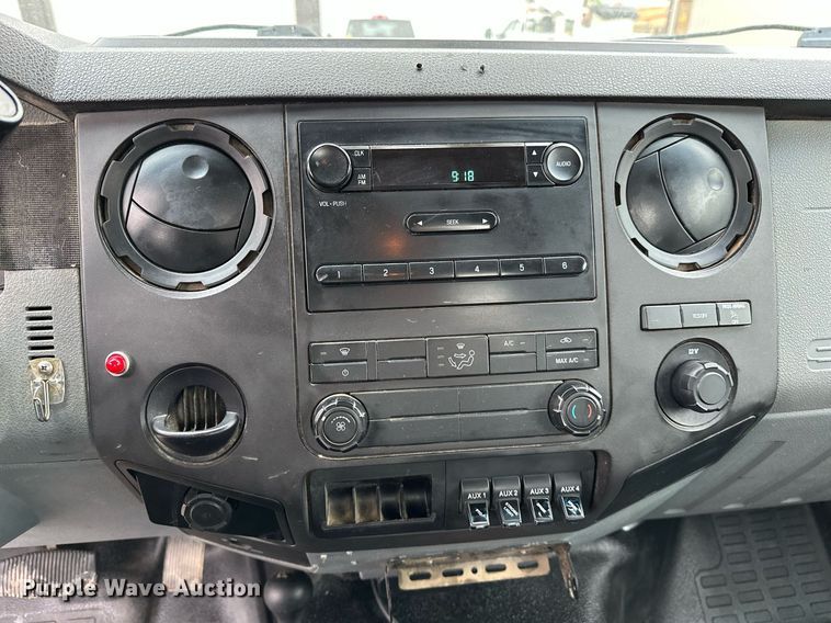 image for item LR9743 2013 Ford F550 Super Duty  bucket truck