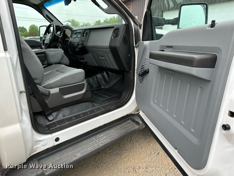 image for item LR9743 2013 Ford F550 Super Duty  bucket truck