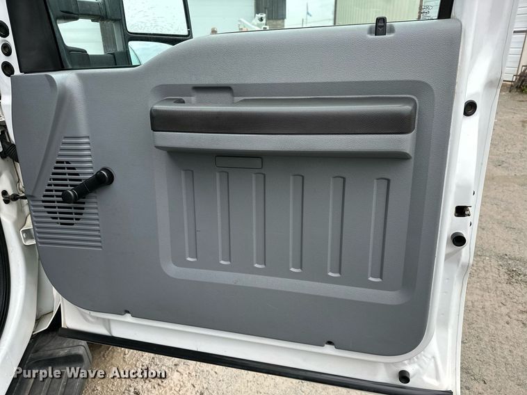 image for item LR9743 2013 Ford F550 Super Duty  bucket truck