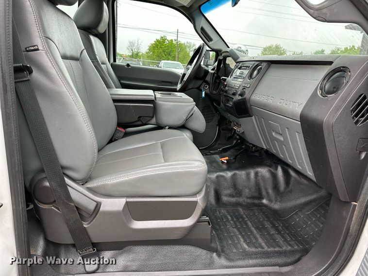 image for item LR9743 2013 Ford F550 Super Duty  bucket truck