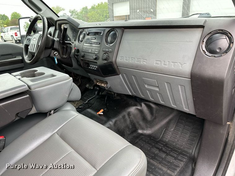 image for item LR9743 2013 Ford F550 Super Duty  bucket truck