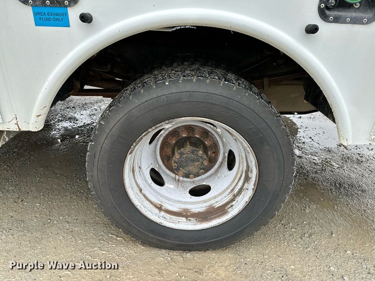 image for item LR9743 2013 Ford F550 Super Duty  bucket truck