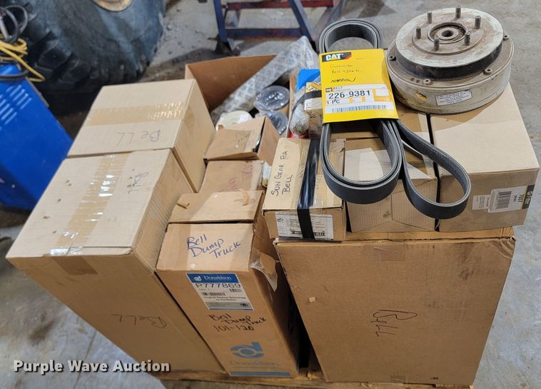 image for item LV9499 Tractor parts