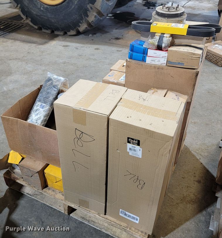 image for item LV9499 Tractor parts