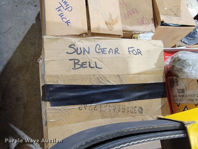 image for item LV9499 Tractor parts