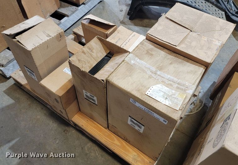 image for item LV9499 Tractor parts