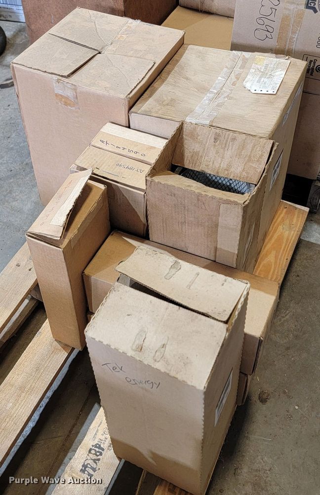 image for item LV9499 Tractor parts