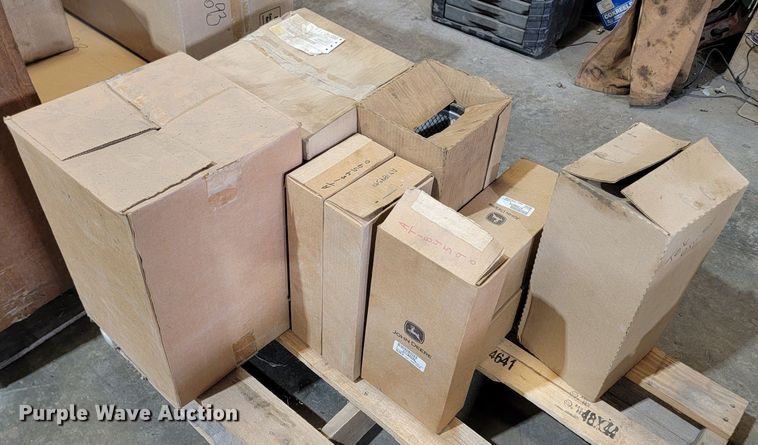 image for item LV9499 Tractor parts