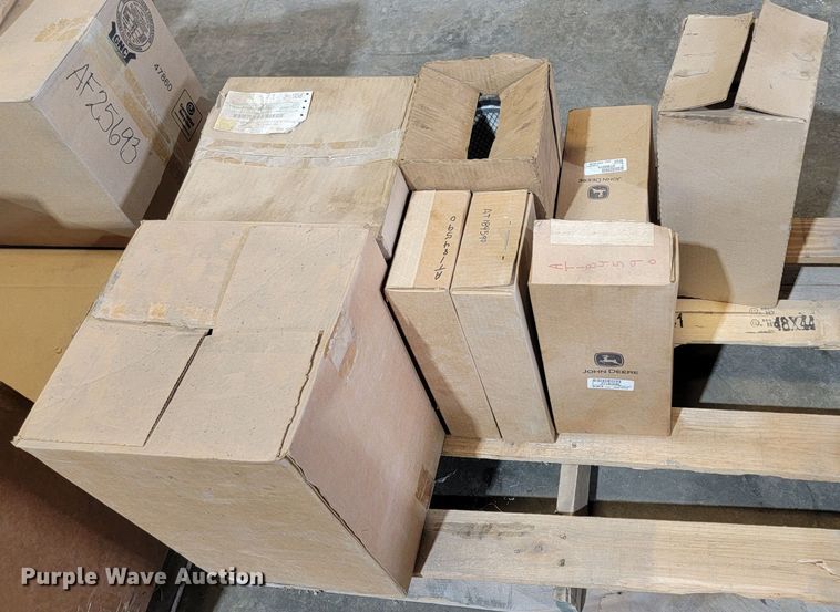 image for item LV9499 Tractor parts