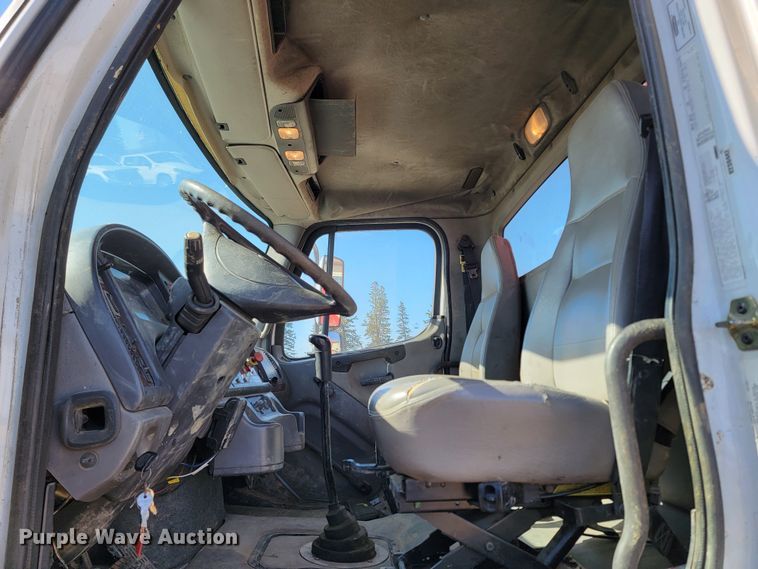 image for item LV9509 2007 Freightliner  crane truck