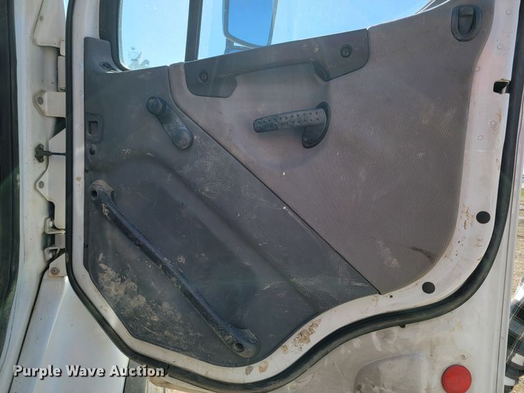 image for item LV9509 2007 Freightliner  crane truck