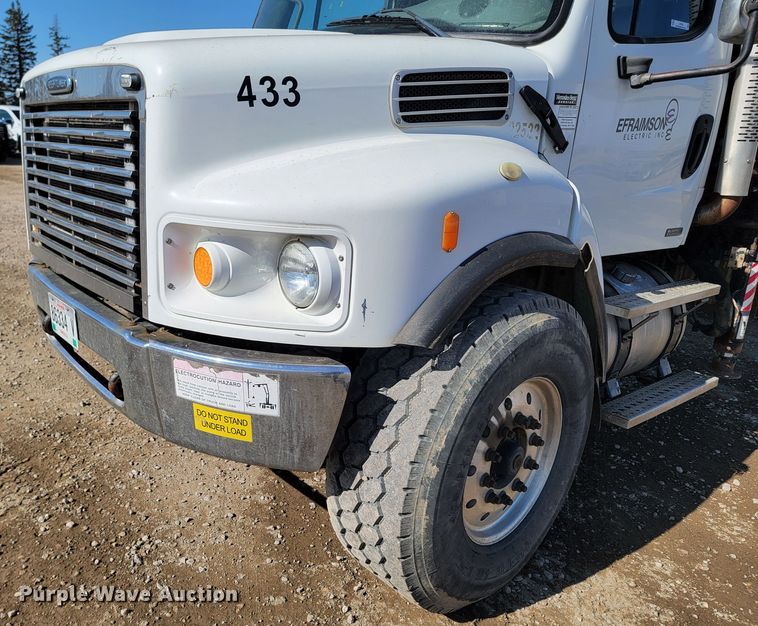 image for item LV9509 2007 Freightliner  crane truck