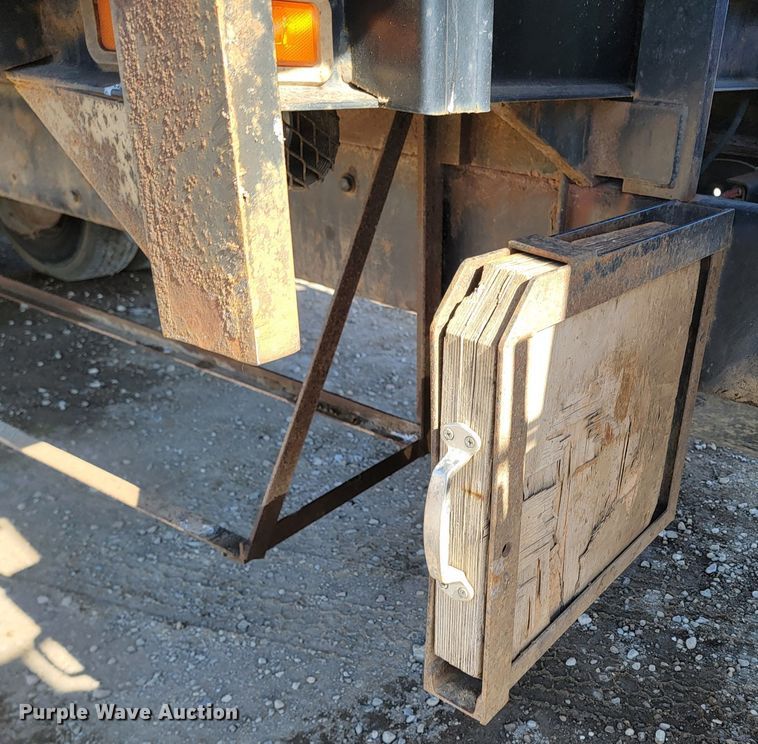 image for item LV9509 2007 Freightliner  crane truck