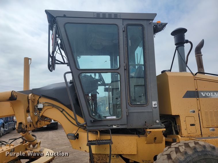 image for item LV9529 2001  Volvo G730  motor grader