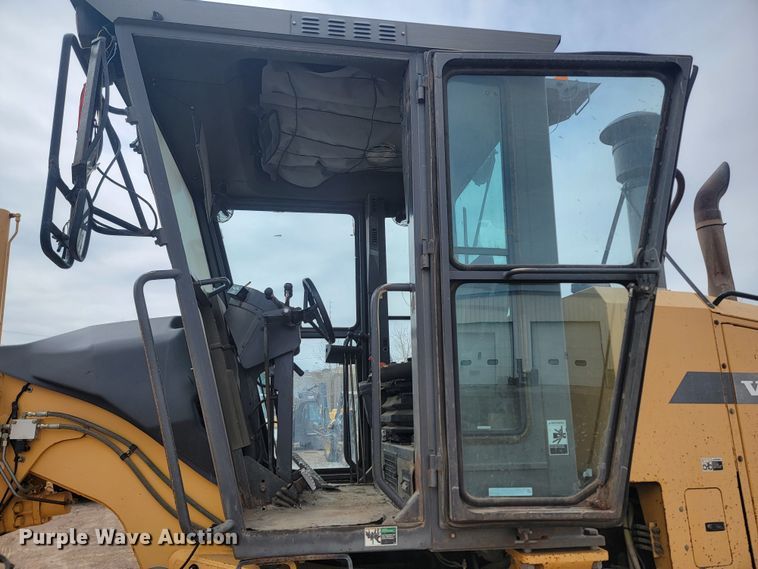 image for item LV9529 2001  Volvo G730  motor grader