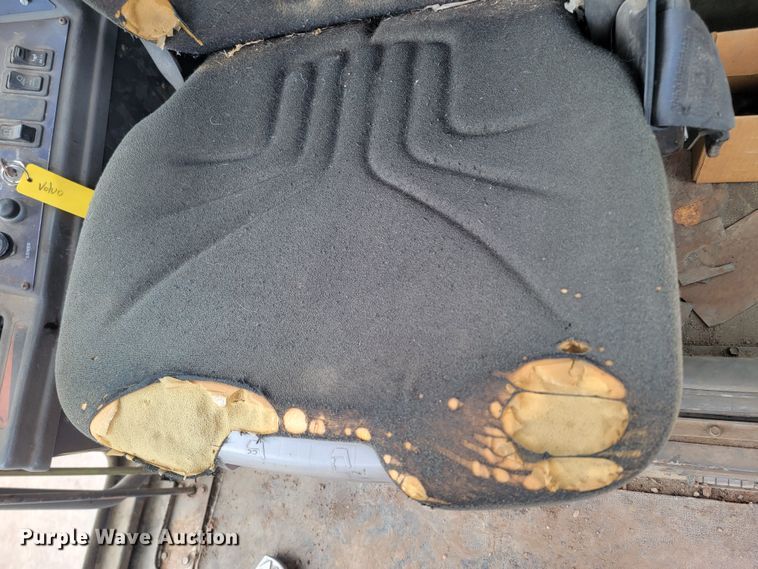 image for item LV9529 2001  Volvo G730  motor grader