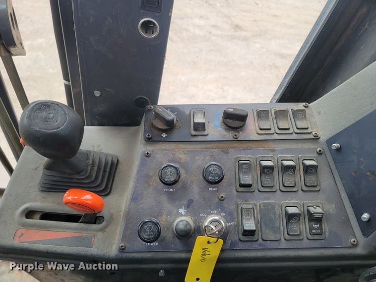 image for item LV9529 2001  Volvo G730  motor grader