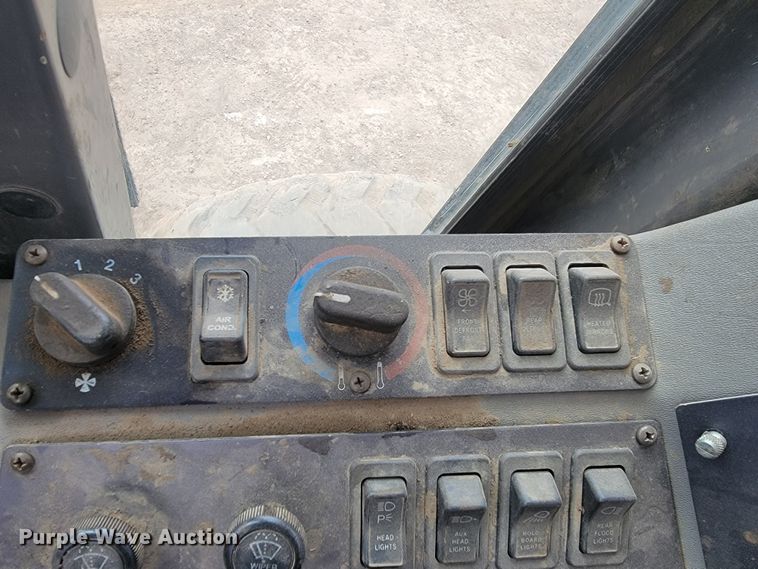 image for item LV9529 2001  Volvo G730  motor grader