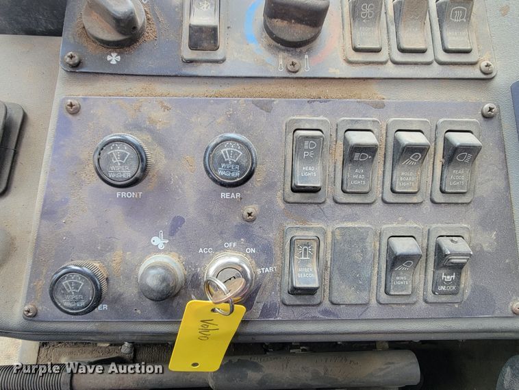 image for item LV9529 2001  Volvo G730  motor grader