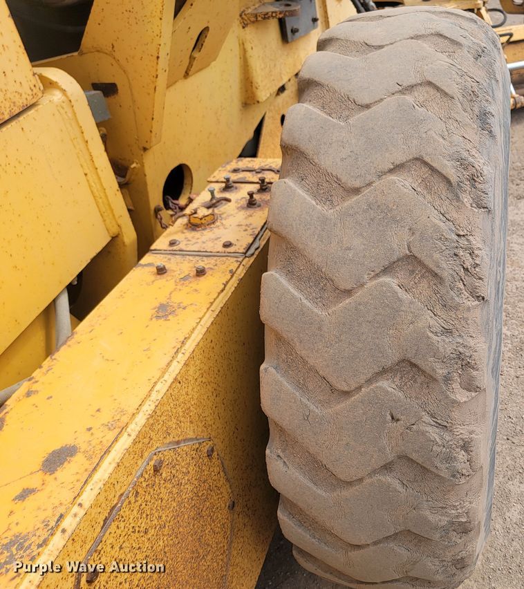 image for item LV9529 2001  Volvo G730  motor grader