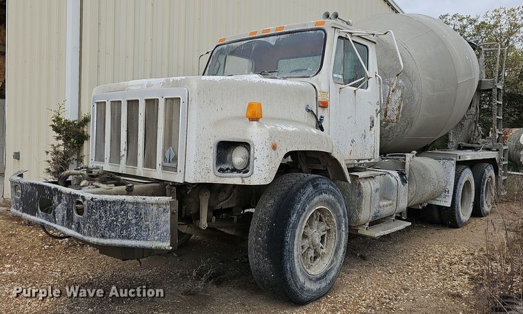 image for item MB9995 1999 International 2654  ready mix truck