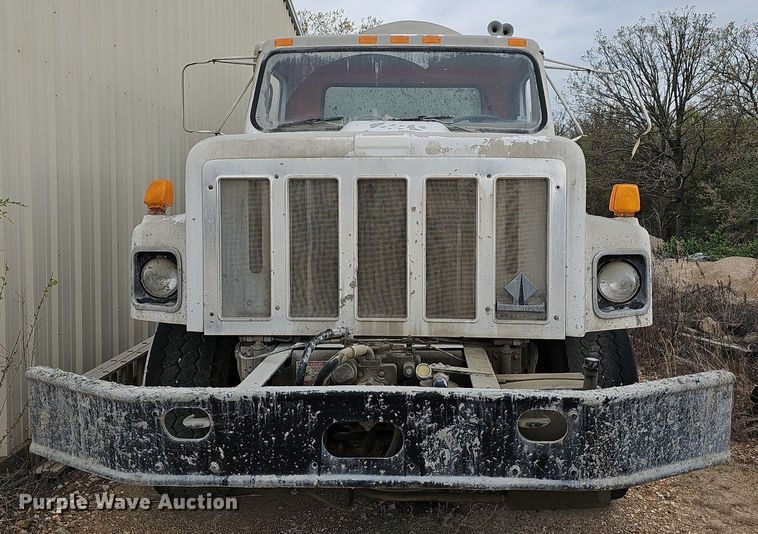 image for item MB9995 1999 International 2654  ready mix truck