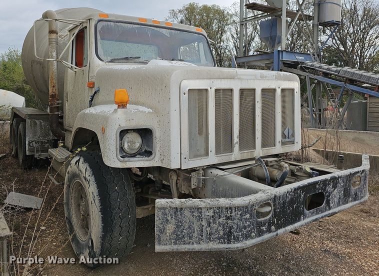 image for item MB9995 1999 International 2654  ready mix truck