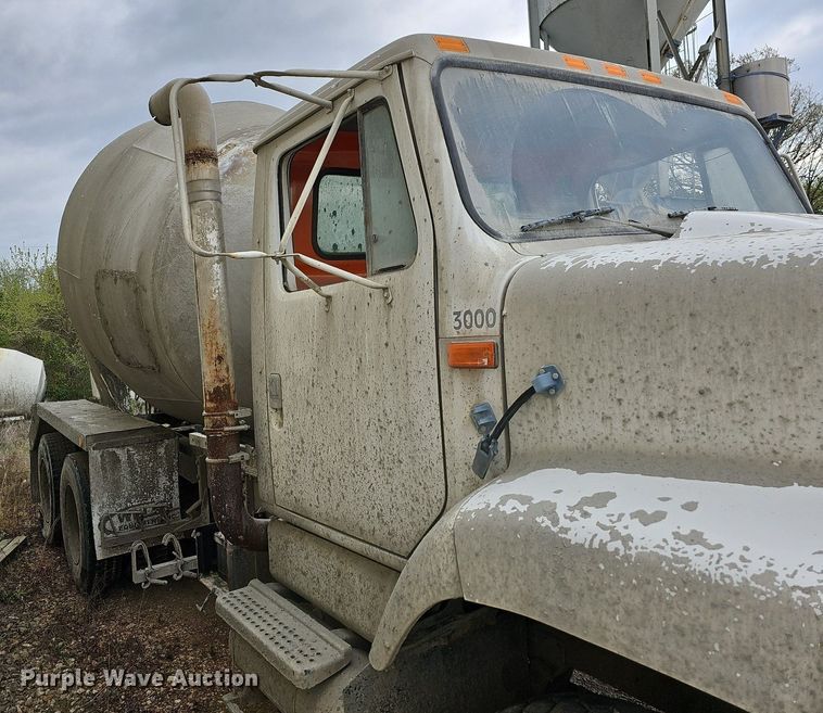 image for item MB9995 1999 International 2654  ready mix truck