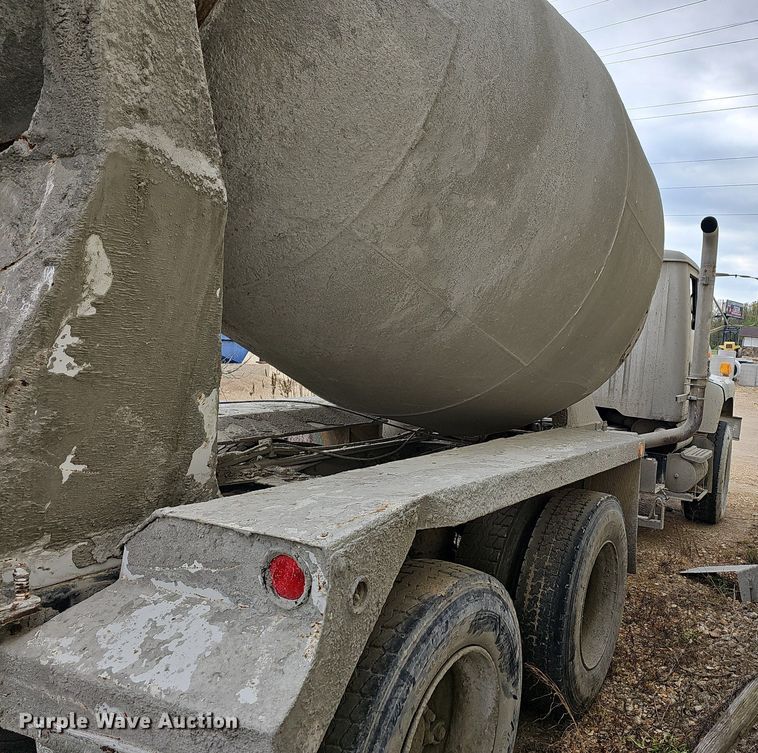 image for item MB9995 1999 International 2654  ready mix truck