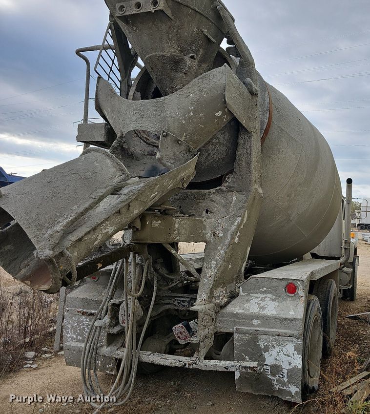 image for item MB9995 1999 International 2654  ready mix truck