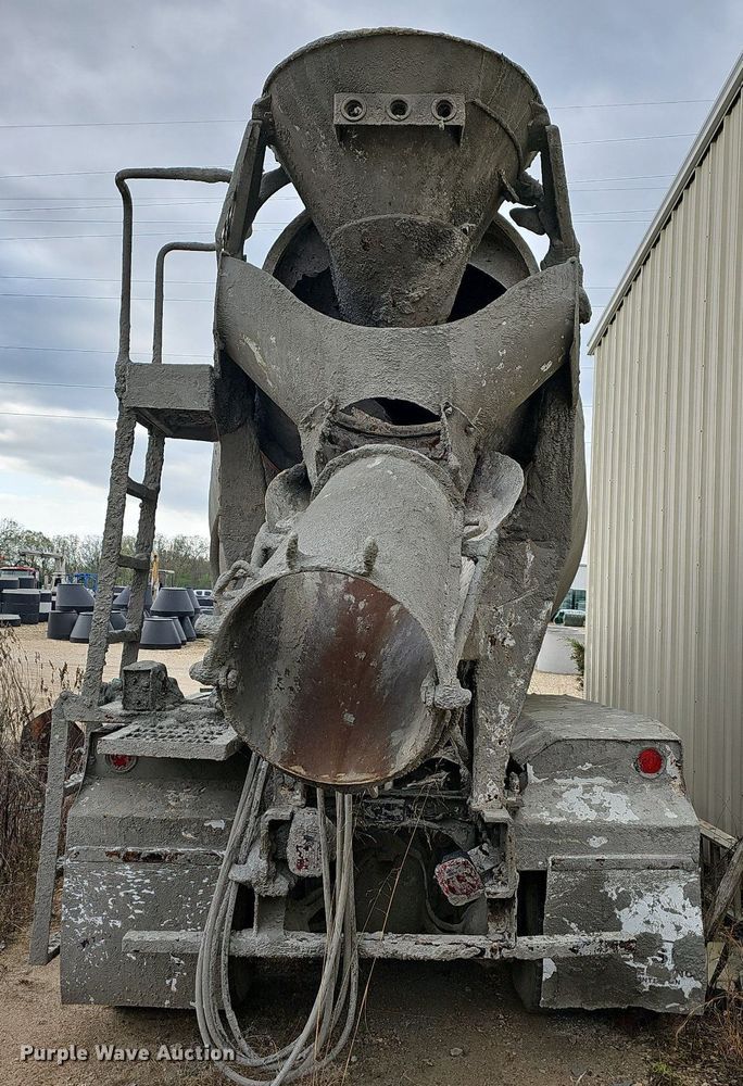 image for item MB9995 1999 International 2654  ready mix truck