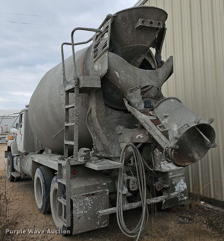 image for item MB9995 1999 International 2654  ready mix truck