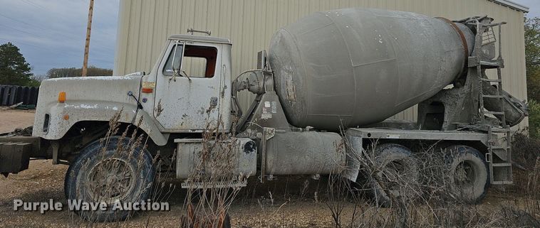 image for item MB9995 1999 International 2654  ready mix truck