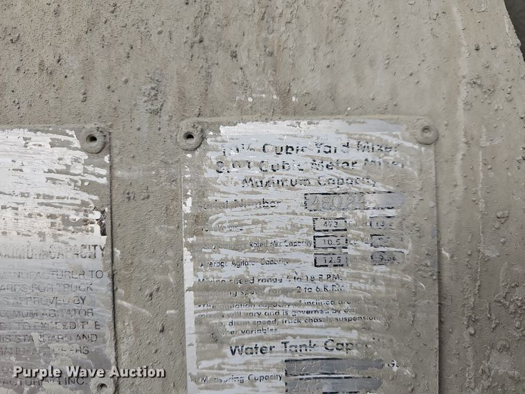 image for item MB9995 1999 International 2654  ready mix truck