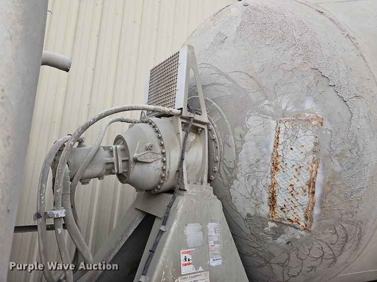 image for item MB9995 1999 International 2654  ready mix truck