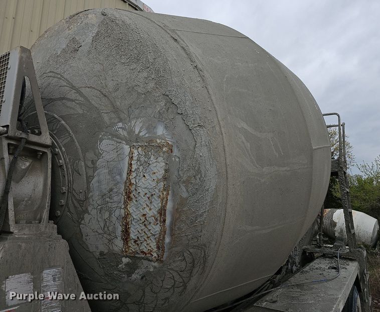 image for item MB9995 1999 International 2654  ready mix truck