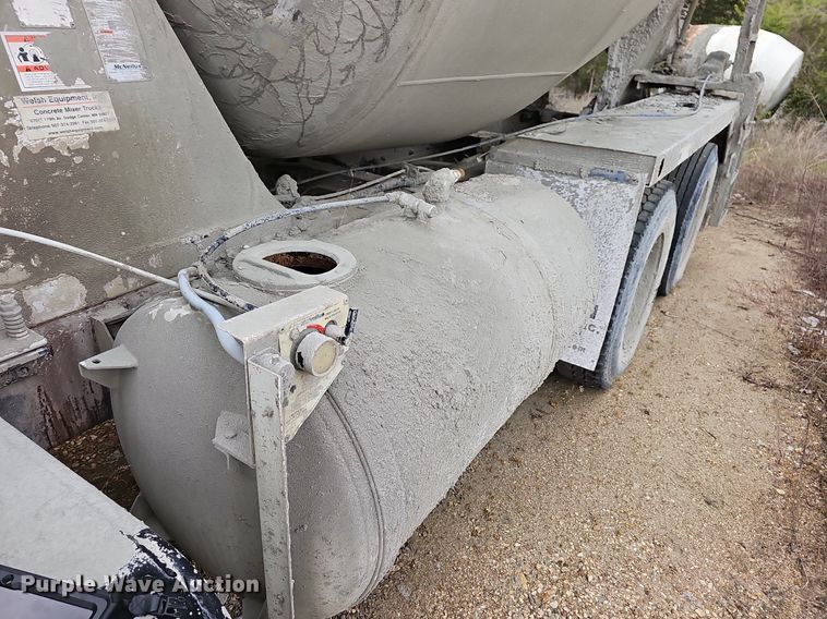 image for item MB9995 1999 International 2654  ready mix truck