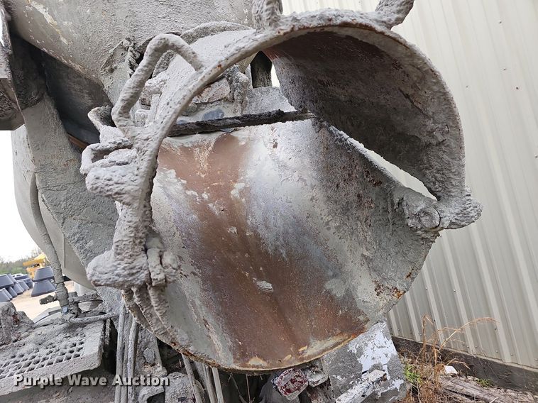 image for item MB9995 1999 International 2654  ready mix truck