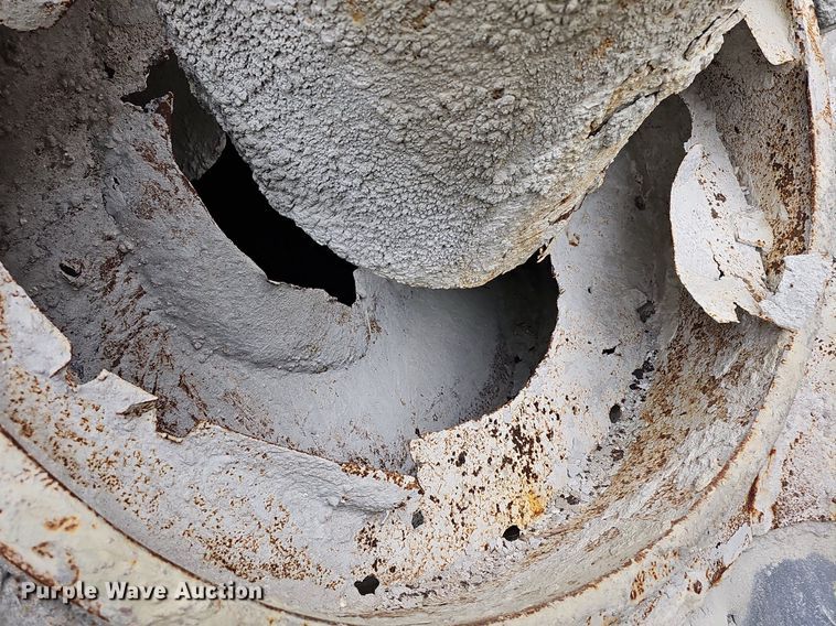 image for item MB9995 1999 International 2654  ready mix truck