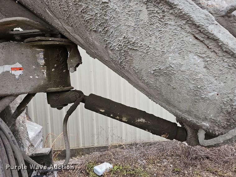 image for item MB9995 1999 International 2654  ready mix truck