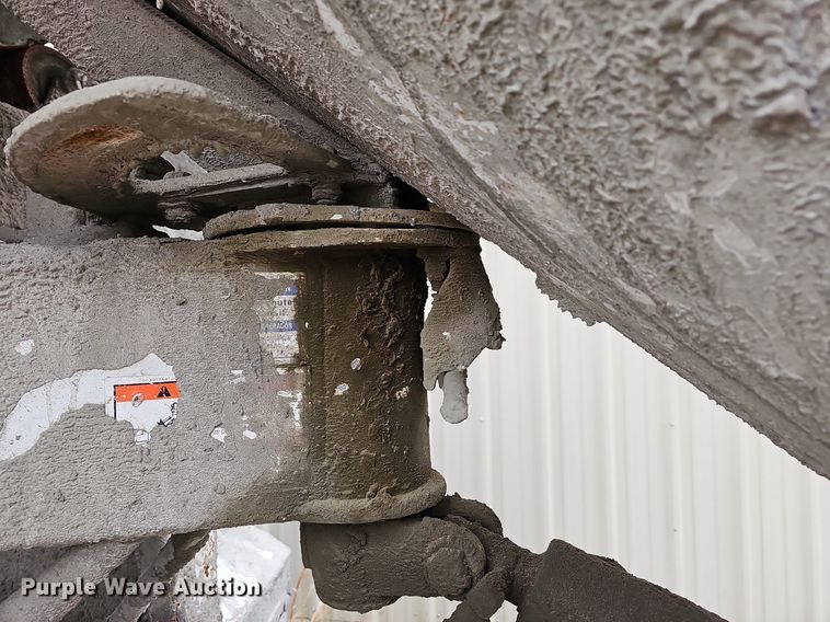 image for item MB9995 1999 International 2654  ready mix truck