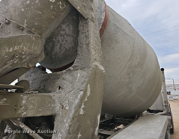 image for item MB9995 1999 International 2654  ready mix truck