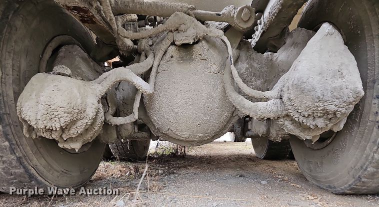 image for item MB9995 1999 International 2654  ready mix truck