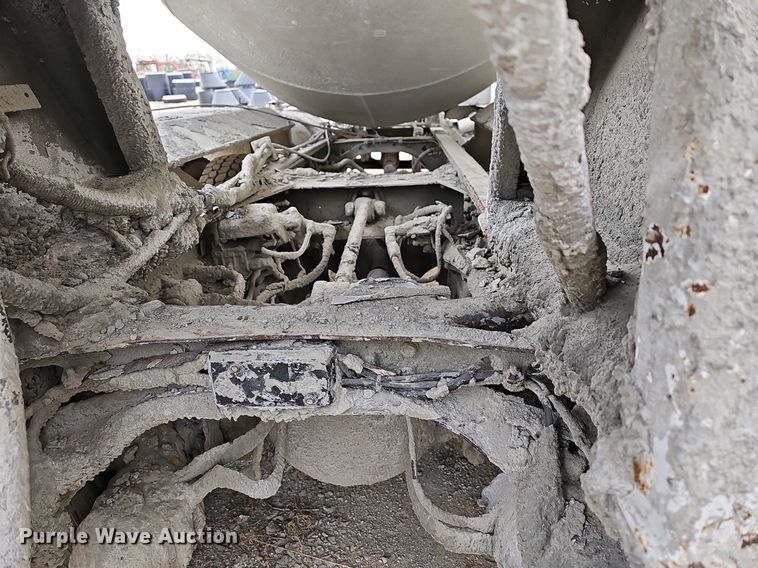 image for item MB9995 1999 International 2654  ready mix truck