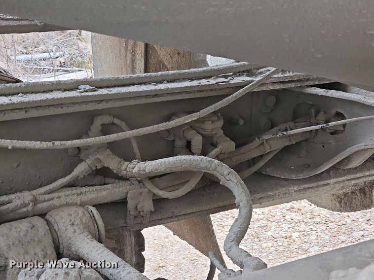 image for item MB9995 1999 International 2654  ready mix truck