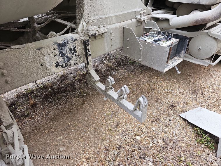 image for item MB9995 1999 International 2654  ready mix truck