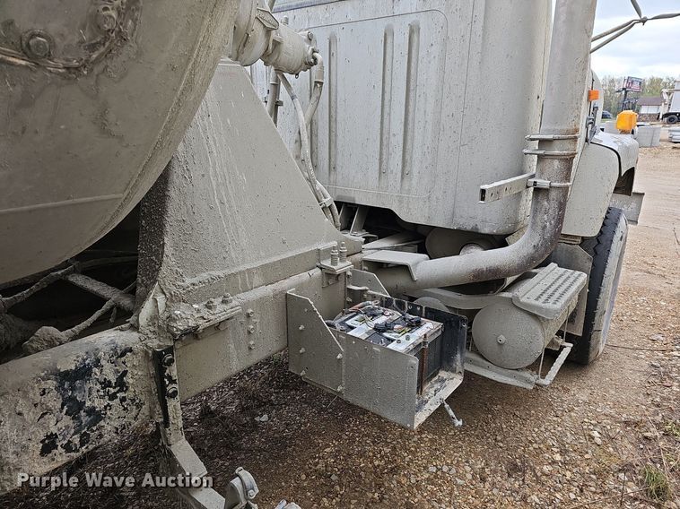 image for item MB9995 1999 International 2654  ready mix truck