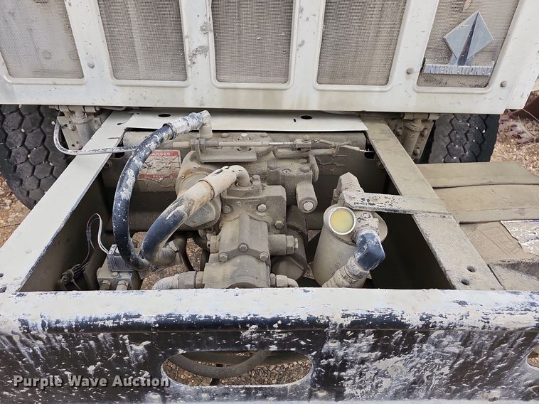 image for item MB9995 1999 International 2654  ready mix truck