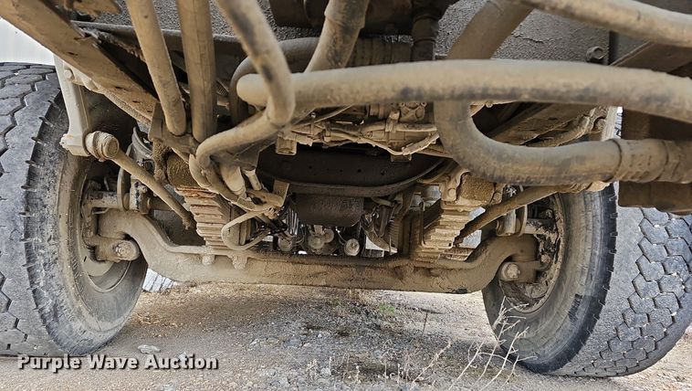 image for item MB9995 1999 International 2654  ready mix truck